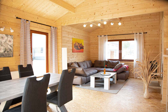 Großer Innenraum eines Ferienhauses aus Holz von Finnhaus Wolff