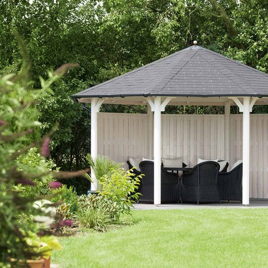 Offener Pavillon von Finnhaus Wolff im Garten