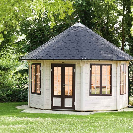 Pavillon mit Dachhaube von Finnhaus Wolff im Garten