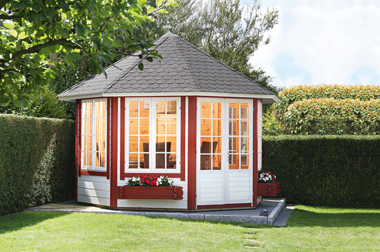 Großzügiges Gartenpavillon von Finnhaus Wolff im Garten