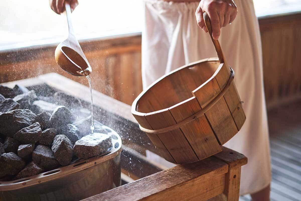 Aufguss in der Sauna zuhause von Finnhaus Wolff.