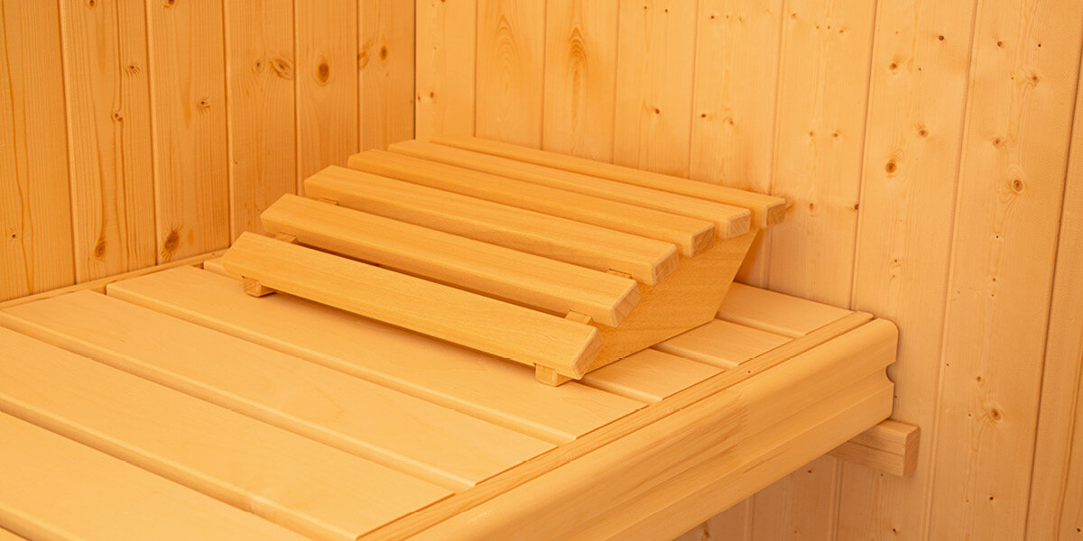 Kopfstütze aus Holz in Innensauna von Finnhaus Wolff, hochwertiges Saunazubehör.